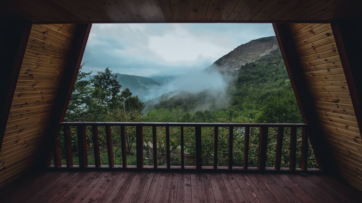 Çam ormanının içindeki ahşap Orman Evi bungalovu