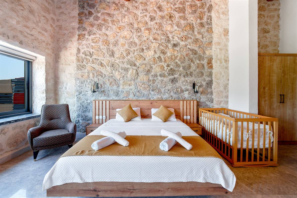İki yatak odalı geniş Aile Bungalovu'nun oturma alanı