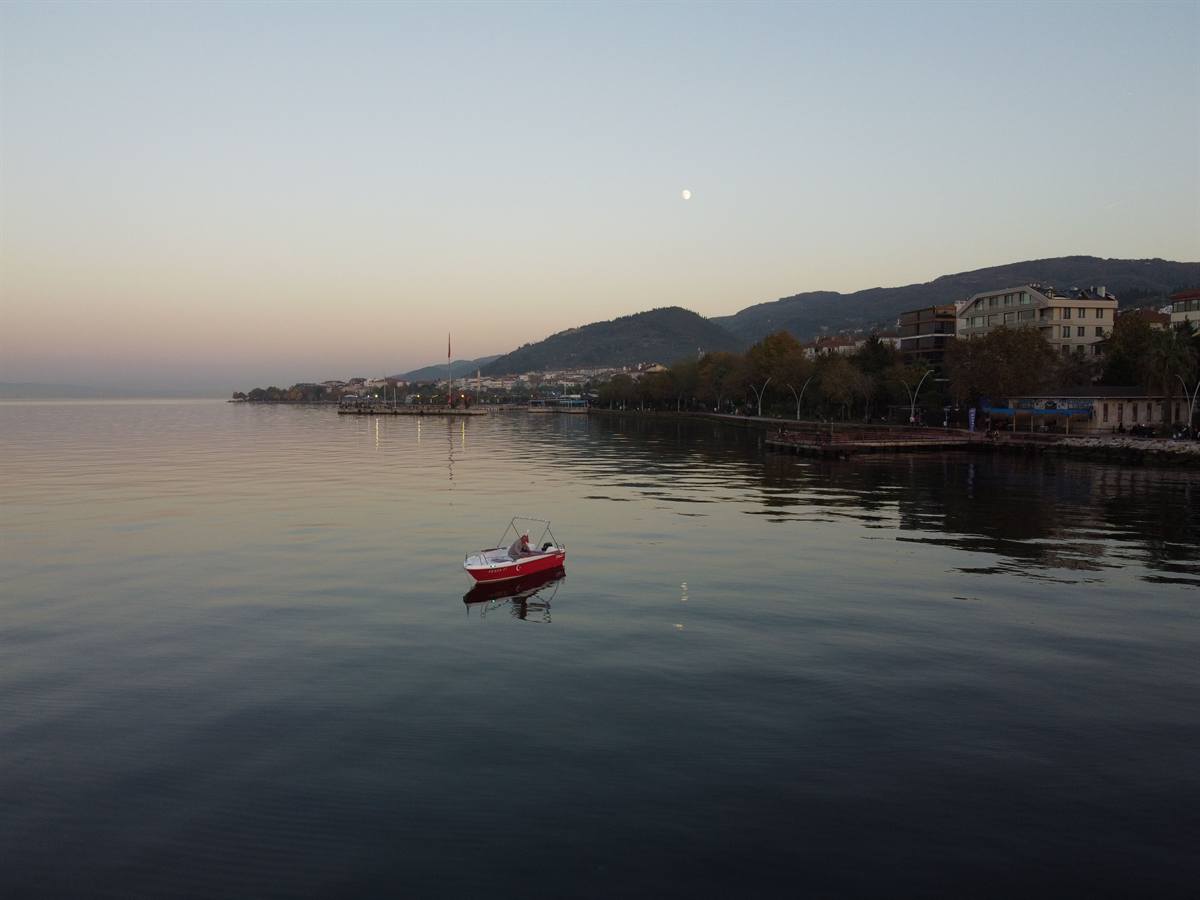 Sapanca Gölü üzerinde gün batımı